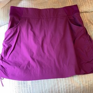 Columbia Golf skirt. Size Large. Side length adjustable. Built in shorts.